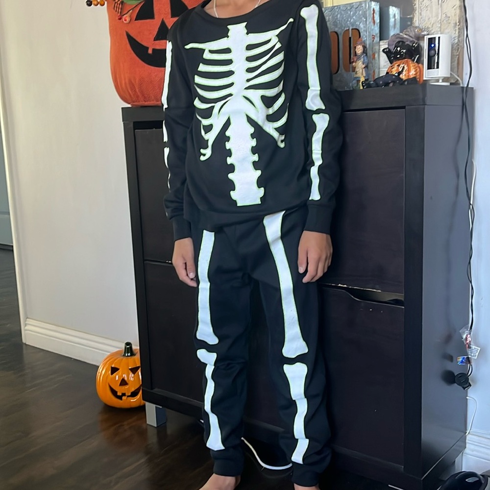 Brand new skeleton set glow in the dark